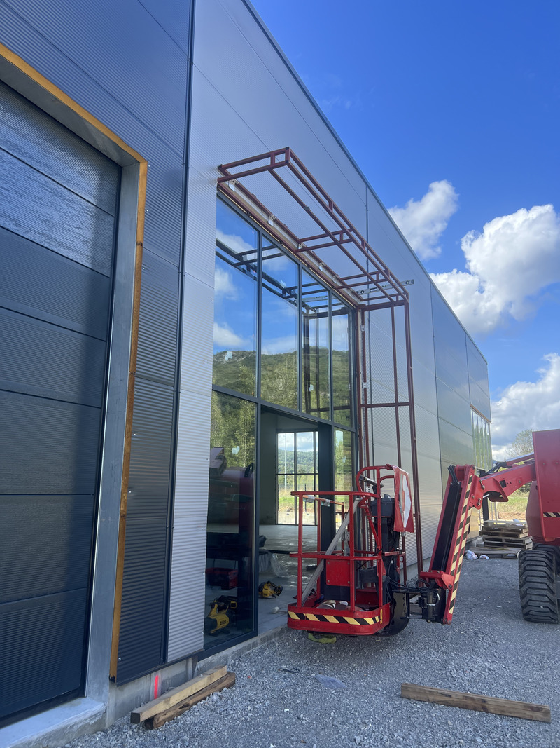 Installation d'un auvent de protection métallique sur l'entrée du site