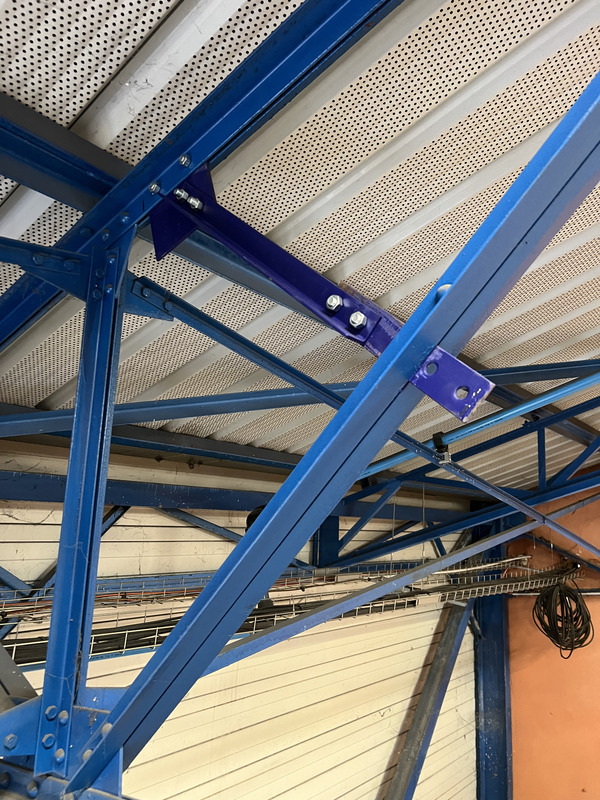 travaux de renforcement de treillis de charpente en cours