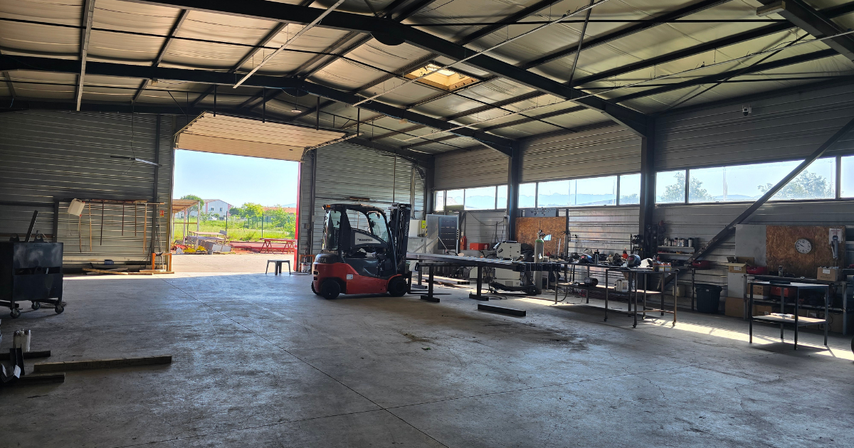 atelier de fabrication cmv 26 chabeuil camion sprinter pour livraison pièces de renfort métallique fabriquées dans nos ateliers