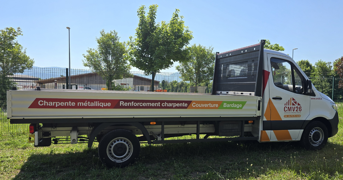 camion plateau pour livraison renforts de charpente métallique sur les chantiers atelier fabrication renforts métalliques 1