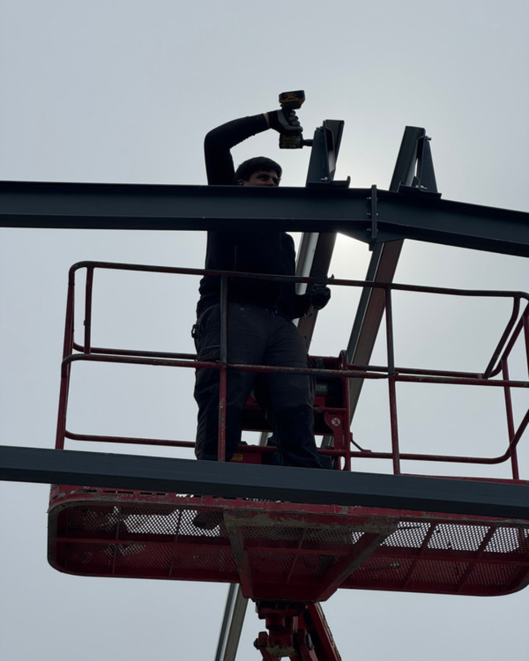 pose de charpente métallique en cours Construction métallique en cours avec engins ossature du bâtiment